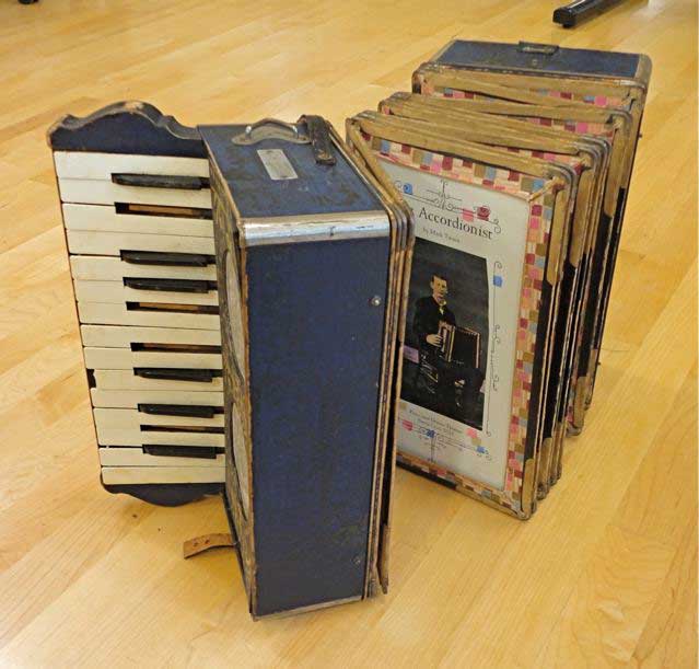 accordion book_twain
